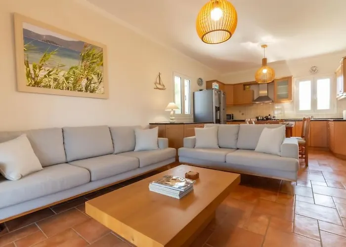 Zephyros, 7 Minute Walk To Eglina Minia