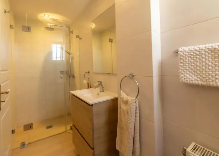 Zephyros, 7 Minute Walk To Eglina فيلة *