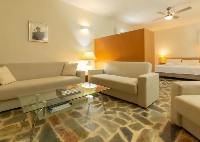 Zephyros, 7 Minute Walk To Eglina فيلة *